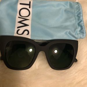 SOLD🖤🖤🖤🖤TOMS black matte Sydney Sunglasses🖤🖤